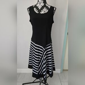 Prelude women black and white dress size M

D2